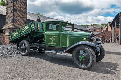 Wallpaper Green and Black Vintage Truck, Background - Download Free Image