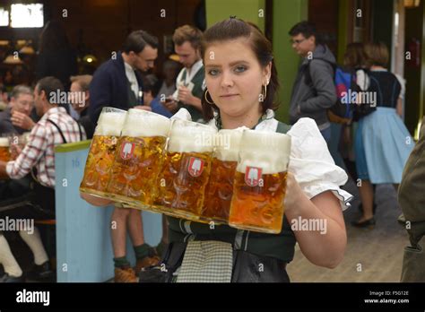 Munich Oktoberfest Beer Girls Wallpaper