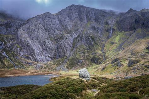 Glyder Fawr, Snowdonia fotografia stock. Immagine di laghi - 73468574