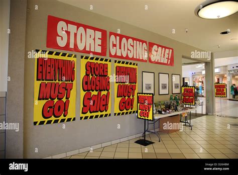 Store closing signs in mall Stock Photo - Alamy