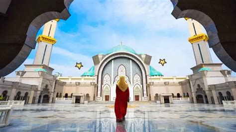 Bacaan Doa Masuk Masjid dan Keluarnya, Lengkap dengan Arti! | Orami