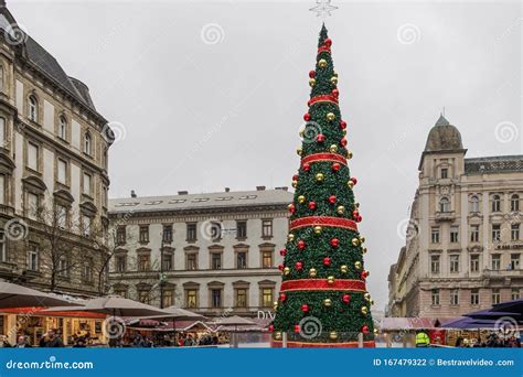 Budapest, Hungary Decorated Tree at Christmas Market in St Stephen Square. Editorial Photography ...