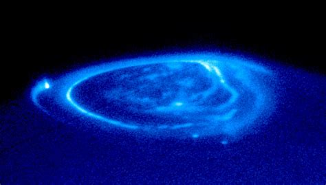 File:Jupiter.Aurora.HST.UV.jpg - Wikimedia Commons