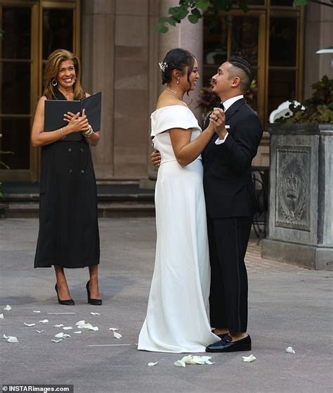 Hoda Kotb officiates two New York nurses' socially distanced wedding ...