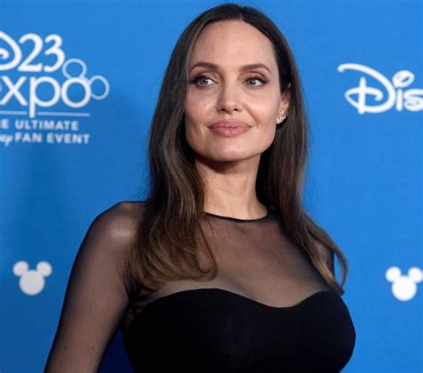 Angelina Jolie diz que chorou de forma estérica ao deixar Maddox na faculdade