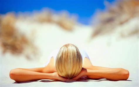 Beach Sunbathing wallpaper - PICTMAGE