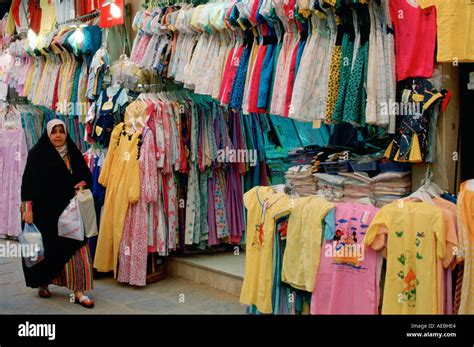 Kuwaiti dress hi-res stock photography and images - Alamy