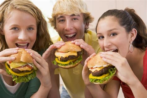 Hamburgers Mangeant Des Adolescents Image stock - Image du horizontal ...