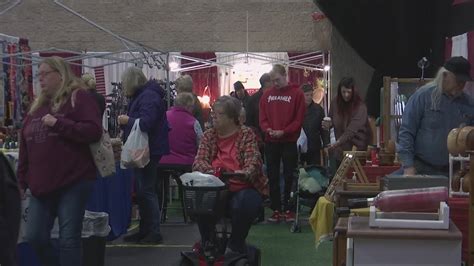 Rockford holds holiday craft show - YouTube