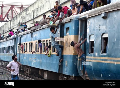 Crowded train at Dhaka railway station , Bangladesh Stock Photo - Alamy