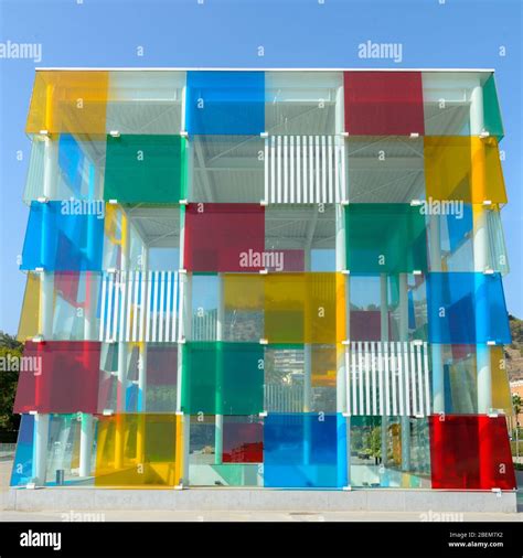 Architecture colorée des arts abstraits Bâtiment en verre en forme de ...