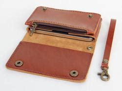 The Handmade Leather Wallet for iPhone 4 and Other Essentials | Gadgetsin