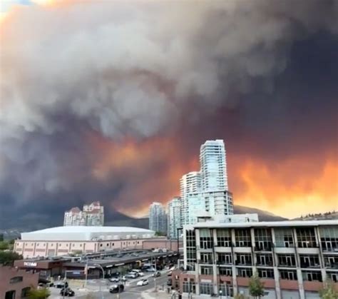 Yellowknife, N.T. under mandatory evacuation orders as fire closes in - Must Read Alaska