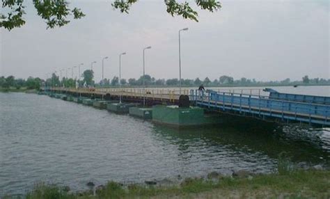 Pontoon bridge | Definition, Disadvantages, History, & Facts | Britannica