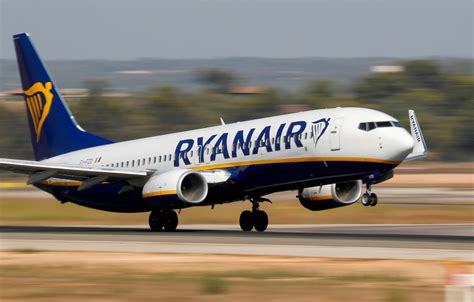 Ryanair commits to 12.5% sustainable fuel by 2030 | Reuters