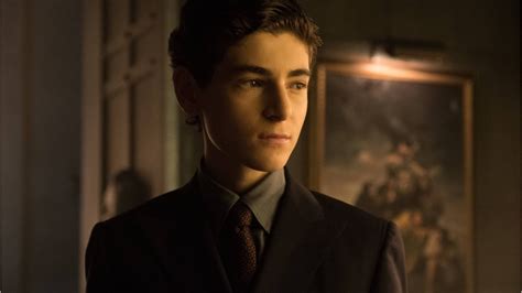 Gotham: Season Four; Bruce Wayne Gets Into Costume in New Promo ...