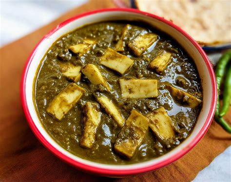 Palak Paneer Recipe | Spinach Curry with Paneer | VegeCravings