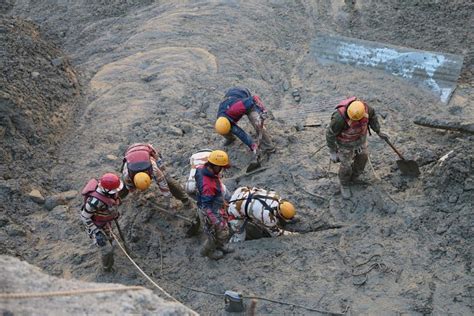 Another photo of the rescue operation after the Chamoli 2021 disaster ...