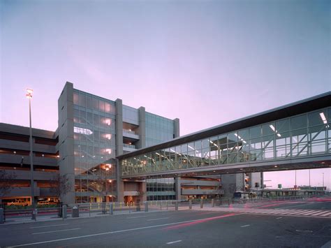 Sacramento International Airport Parking Structure - Dreyfuss + Blackford Architecture