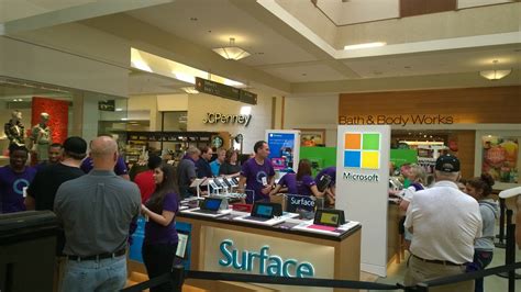 Apple's former retail store head praises Microsoft Stores and Surface ...