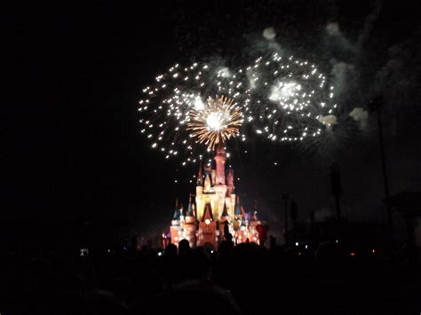 Cinderella's Castle w/ fireworks, Orlando, FL, during Christmas season. | Cinderella castle ...