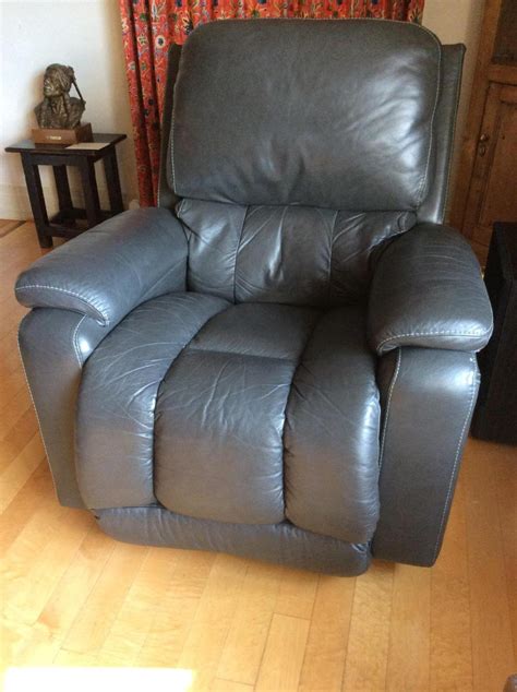 Lot - Leather La-Z-Boy Electric Recliner Chair- Like New