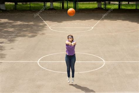 Young girl shooting a basketball — Stock Photo © Vaicheslav #46964605