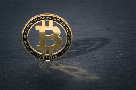 Golden Bitcoin on black background - Creative Commons Bilder