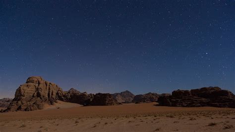 Desert landscape with rocks and mountains under a starry sky, Wadi Rum, Jordan | Windows 10 ...