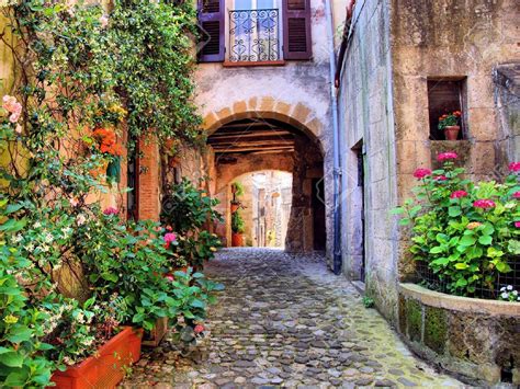 Arched cobblestone street in a Tuscan village, Italy | Tuscan design ...