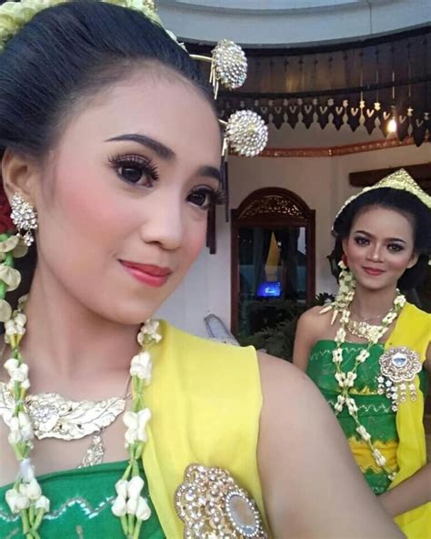 Javanese Dancer Performing "Tari Gambyong" | Pakaian tradisional