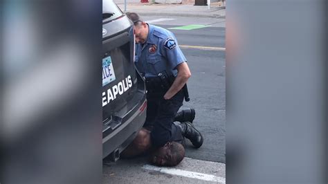 Minneapolis police officer pins down black suspect