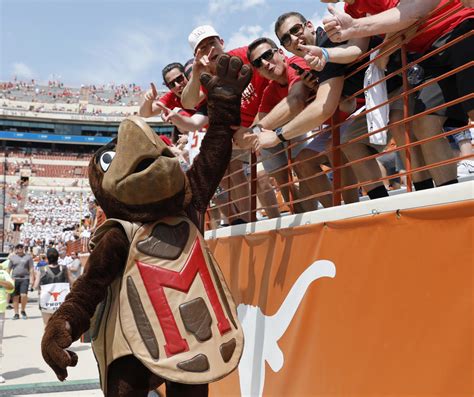 Maryland Terrapins mascot wiped out by Michigan player - Yahoo Sports