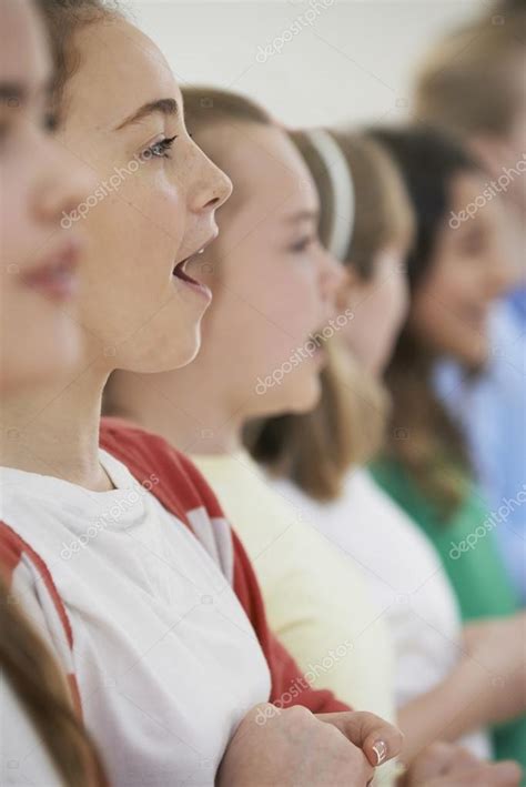 Grupo de niños de la escuela cantando en coro juntos: fotografía de ...