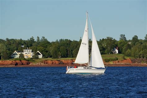 6 Best Experiences to Eat Lobster in Prince Edward Island 🦞