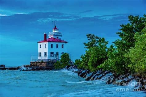 Fairport Harbor West Breakwater Lighthouse at Sunset Photograph by Larry Knupp | Fine Art America