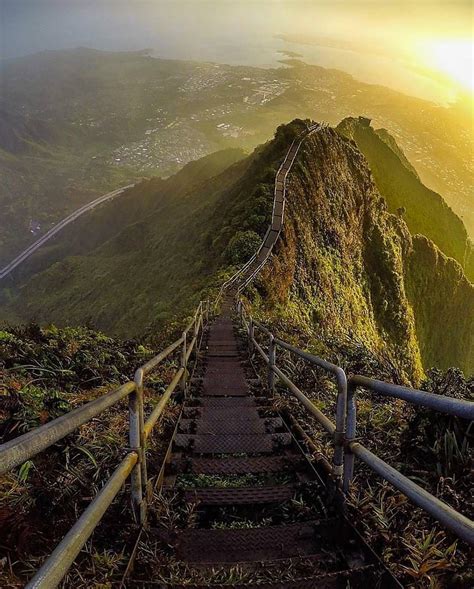 This Illegal Hike in Hawaii Is Nicknamed the "Stairway to Heaven" For Good Reason | Hawaii pictures