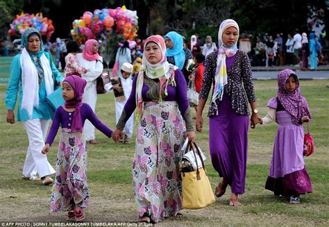 Eid 2013: Millions of worshippers gather to celebrate the finish of fasting for Ramadan | Daily ...