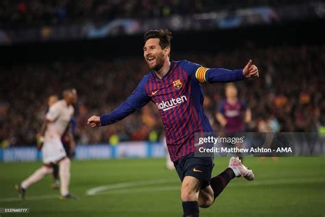 Lionel Messi of FC Barcelona celebrates after scoring a goal to make... News Photo - Getty Images