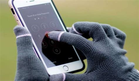 12 Best Touchscreen Gloves: Use Your Smartphone Flawlessly in Winter