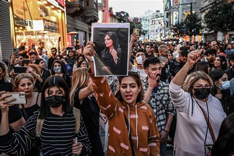 Pourquoi il faut soutenir le combat des femmes iraniennes? | Vogue France