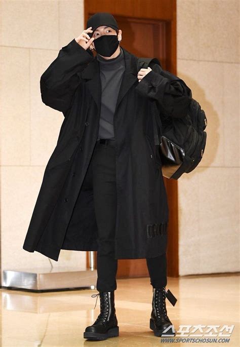 BTS JUNGKOOK all black airport outfit > Style Stacker | Kore moda stilleri, Tarz moda, Stil ...