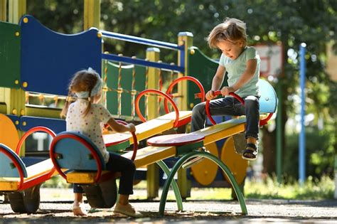 Enfants Jouant Dans Le Parc Ensemble | Photo Premium