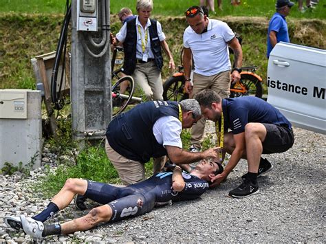 Mass crash on Tour de France briefly halts Stage 14 | Toronto Sun