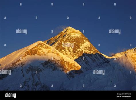 Pictorial mount everest hi-res stock photography and images - Alamy