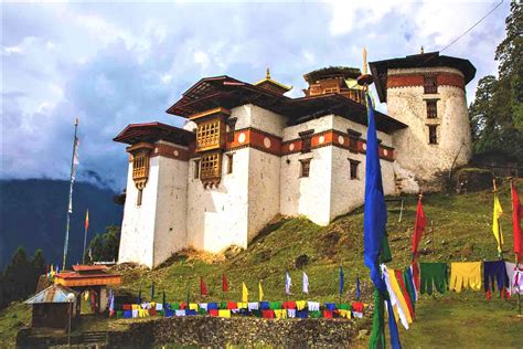 Visit Gasa Tashi Thongmoen Dzong or Gasa Dzong - Bhutan