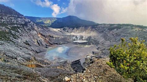 Tangkuban Perahu, Crater, Attraction & Entrance Fee - IdeTrips