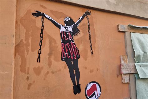 Ilaria Salis che spezza le catene, a Roma il murales di Laika vicino ...