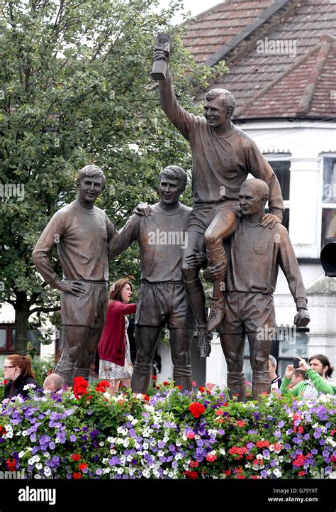 Statue outside upton park featuring bobby moore hi-res stock photography and images - Alamy