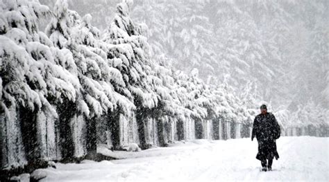 Kashmir remains cut off from rest of the country due to heavy snowfall ...